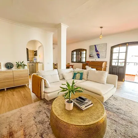 The Sunny Attic Private Attic With Sunny Terrace 아파트 *